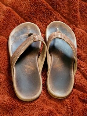OluKai Hiapo Mens Brown Leather Flip-Flop Comfy Molded Sandals Hampton Chic Fun